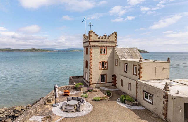 BALCARY TOWER, pet friendly, luxury holiday cottage in Palnackie