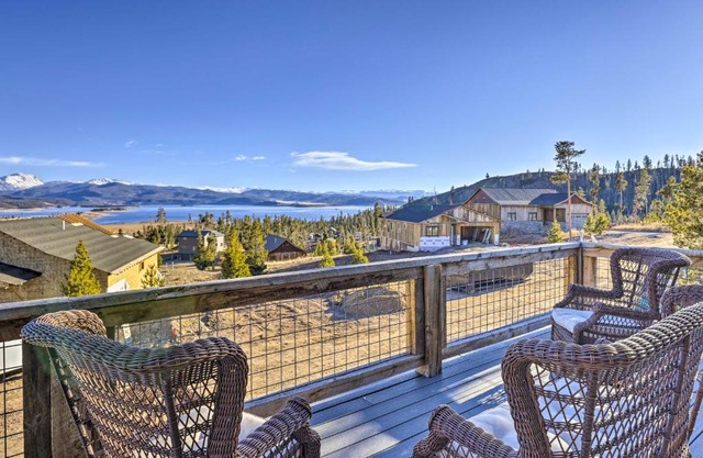 Balconies and Idyllic Views Grand Lake Haven!