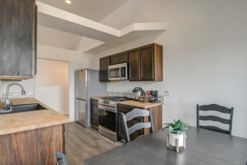 Balcony and Stunning Views Airy Apt in Idaho Falls