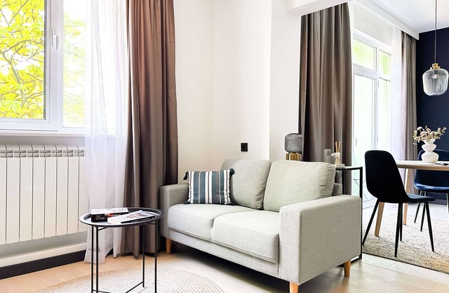 Balcony Bliss + Smart TV + Walk to Metro and Park