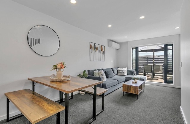 Parnell Gem w/ Balcony & Parking Near Arena