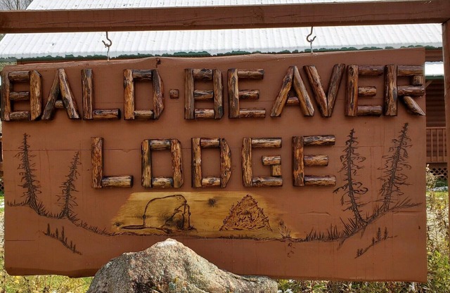 El Bald Beaver Lodge es un paraíso de caza, pesca, motos de nieve y equitación.