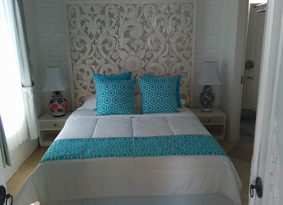 Bali Piramidas White Villa's