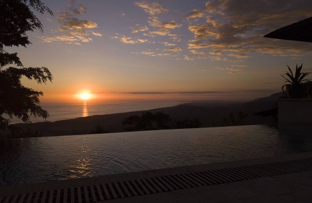 Villa en la cima de la montaña balinesa con 100 millas de vistas despejadas del Océano Pacífico.