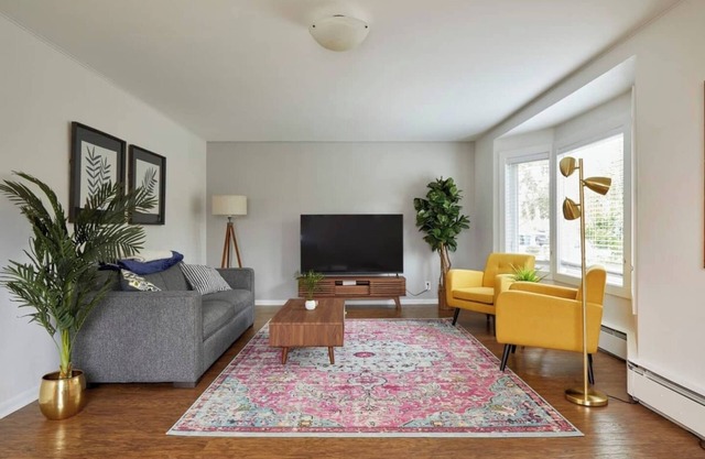 Ballard Bungalow: Spacious Perfect for Families with Private Fenced Yard & Hot Tub