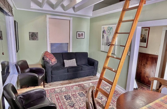 Ballard Bunkhouse 2nd flr unit near ent. district. Parking & free level 2 chrgr