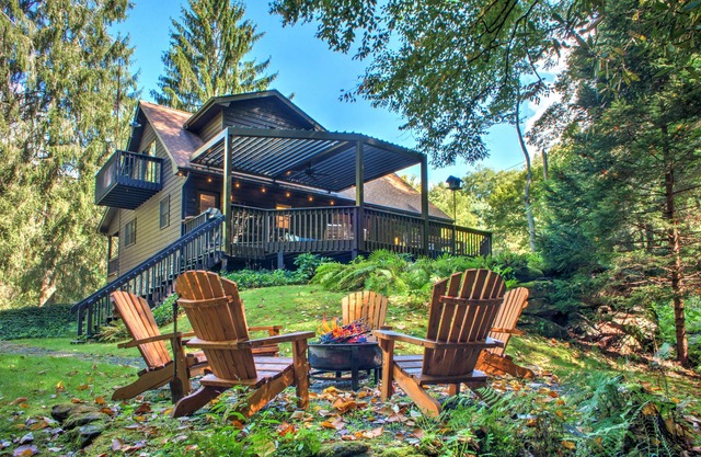 Ballard Creek House | Creekside Cabin in the Mountains