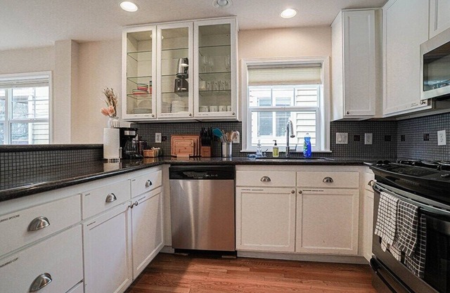 Ballard's Townhome with office & walk score 98