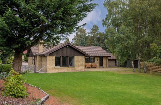 Ballater Bungalow - 4 Bed - Beautiful Garden - Family Friendly