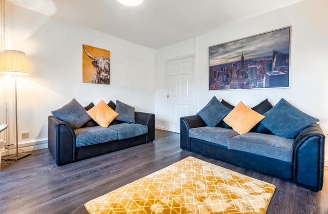 Balloch House -Spacious 3 bed house with on street parking