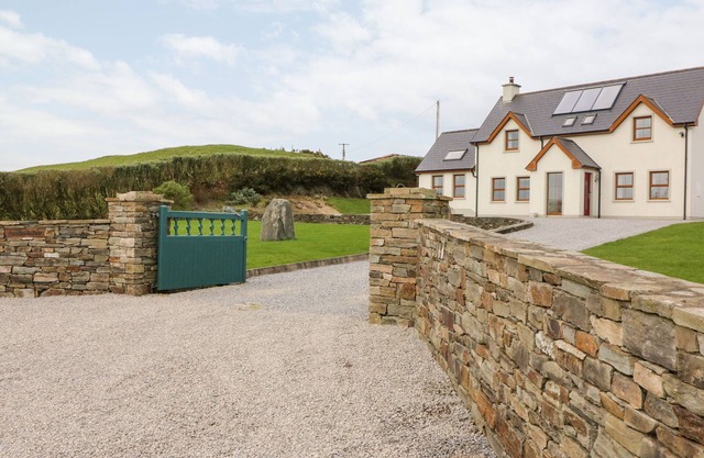 BALLYCAHANE, country holiday cottage in Castletownshend, County Cork
