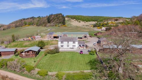 Balmeadowside Farmhouse with Hot Tub