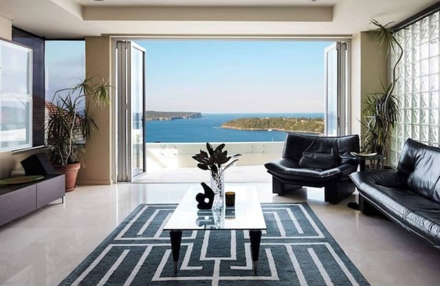 Balmoral Mansion with Pool. Located near Balmoral Beach. Sauna, Jacuzzi and Gym