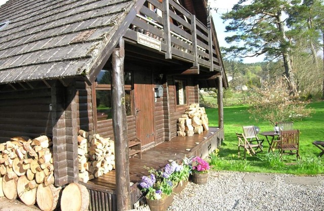 Balvaig River Log Cabin, con estufa de leña, encanto alpino en la orilla del agua