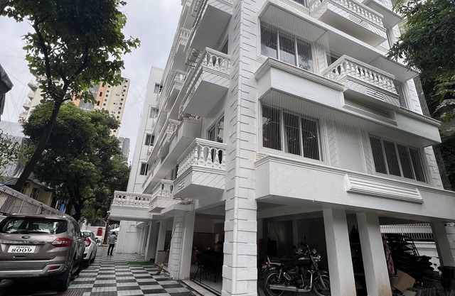 "Bandra's Premium Luxury: Your Premium 2 BHK Duplex Awaits" 2 kms to JIO