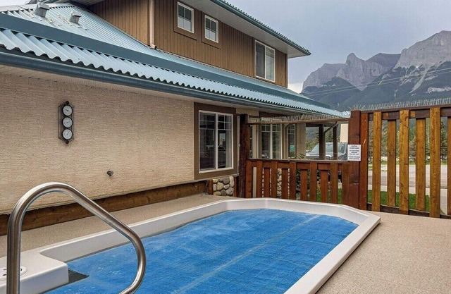Banff Boundary Lodge/2BR 1.5BT/AC/Hot tub