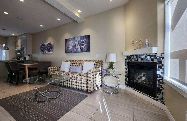 Banff Gate- Private Entrance 2-Level Townhouse