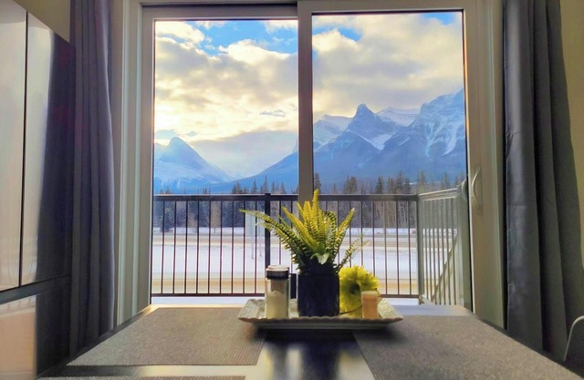 Banff Gate Rockies Mnt View near Canmore BBQ&hot tub