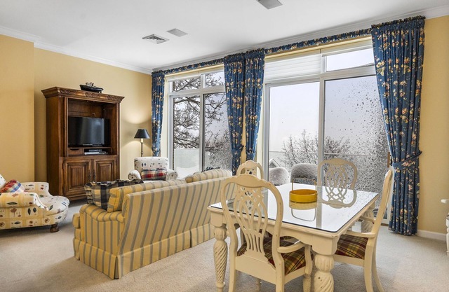 Bank Penthouse Suite 12 - IN TOWN - Bay View! Elevator