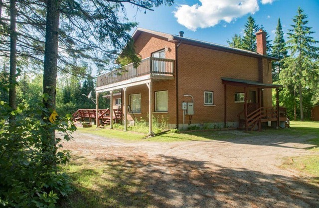 Bankside - Affordable Riverfront Cottage w/ Swimming, Pool Table, Air Hockey, AC
