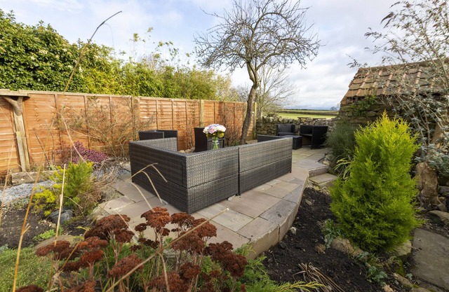 BANKSIDE COTTAGE, pet friendly, with a garden in Hunton