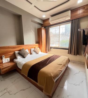 Bansuri hotel - opposite shreenathji temple just80mtr Walk l 1min away 966o9o1oo6