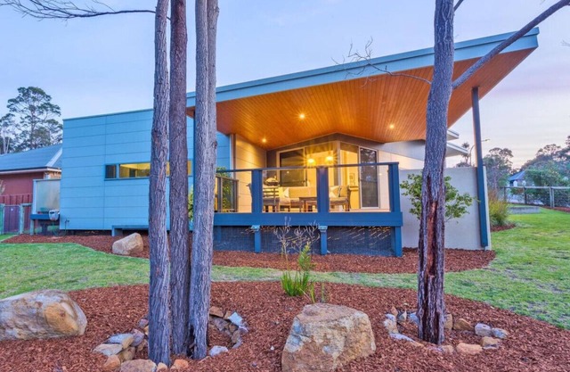 Banyandah - luxury 4 bdrm rammed earth riverside retreat