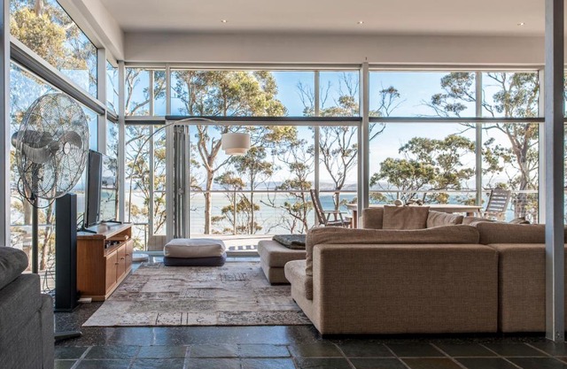 Baragoola Retreat - Luxury Waterfront Property