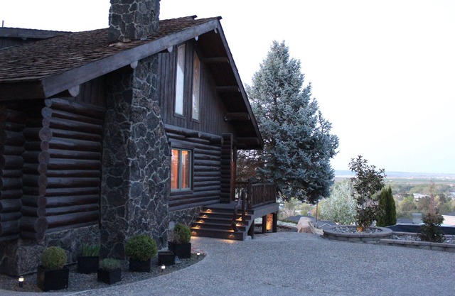 Barbara's Cabin. A luxury log home in the heart of Washington wine country.