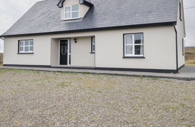 BARBARA'S COTTAGE, family friendly in Lettermore, County Galway