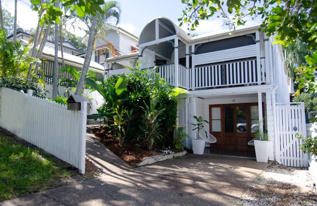 Bardon Beauty Pool Pet Privacy close to transport shops city