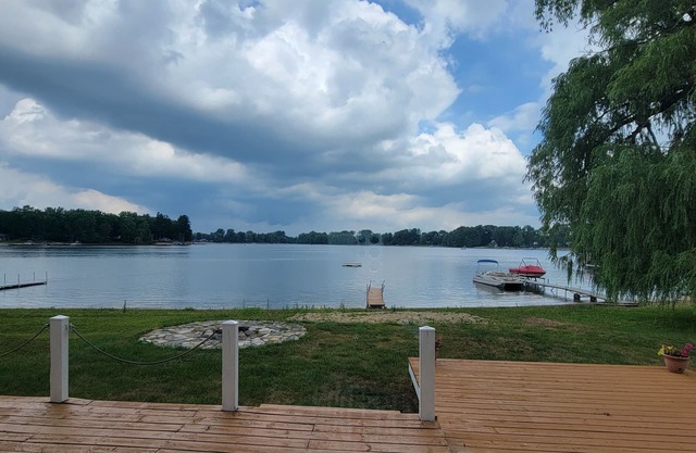 Barefoot Beach Bungalow with WiFi, AC in tranquil Coral,MI