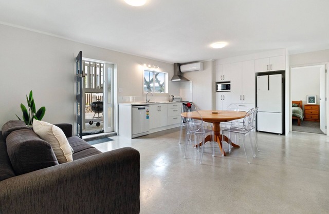 Barefoot Breeze - Waihi Beach Holiday Home