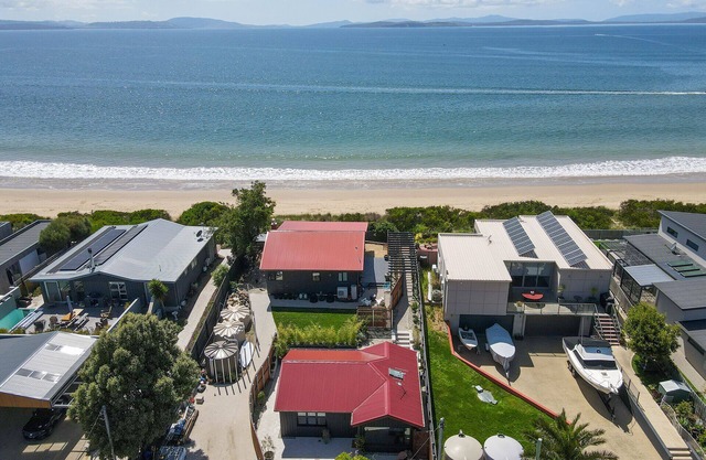 Barefoot Bungalow luxurious retreat - private walkway to the beach