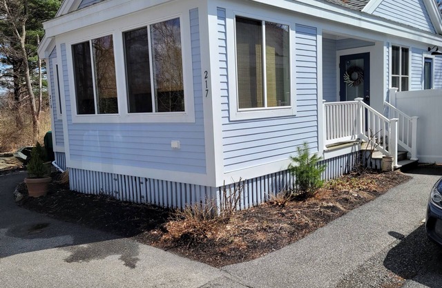 Cute year round duplex unit with bonus private living room - Comes with golf cart!