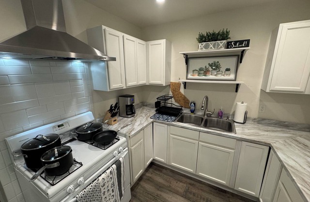 Barefoot-friendly 1-bedroom house with AC, high-speed WiFi in lovely Downey.
