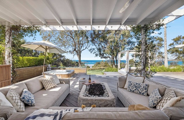 Barellen Beach House - Luxury Beachfront Oceanview