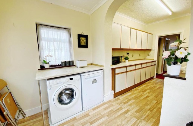Barking London House sleeps 12 - parking - train tube - airport