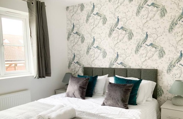 This Fantastic 3 bedroom house in Andover sleeps up to 5 guests, with free parking for 3 cars.