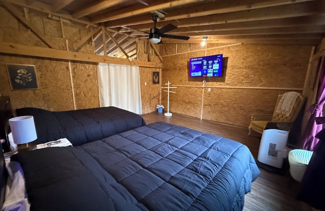 Barn Apartment located in beautiful Warrenton GA. 52ac, Lakes, Walks and more!