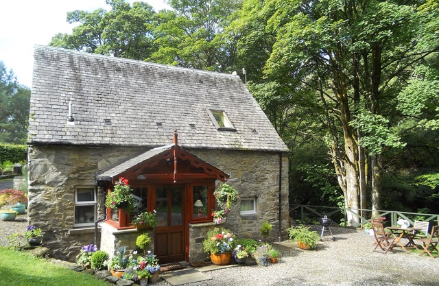 Barn Cottage, bellamente ubicado por las cataratas de Dochart