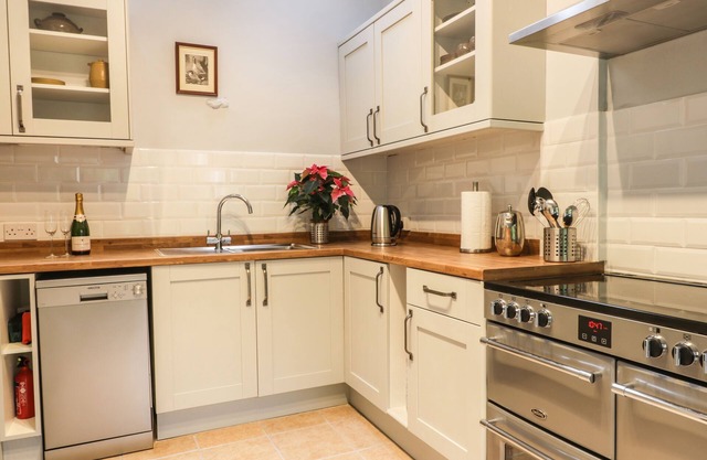 BARN COTTAGE, family friendly, with open fire in Brompton-By-Sawdon