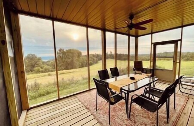 Barn On The Ridge / HOT TUB / Sleeps 6