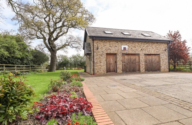 BARN OWL ANNEX, with a garden in Bardney