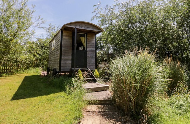 BARN OWL VIEW, pet friendly, with hot tub in Newport, Shropshire