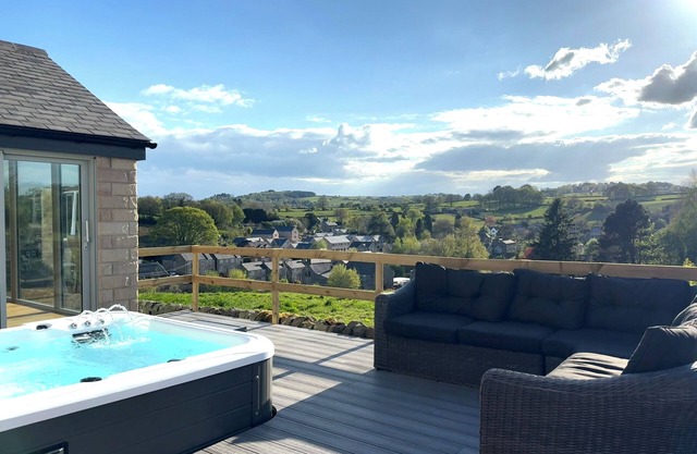 BARNCROFT, pet friendly, luxury holiday cottage in Matlock