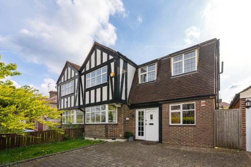 Barnet Serviced Accommodation - Elegant 5-Bedroom Home, Just a 7-Minute Stroll from High Barnet Station - Book Your Stay Today!"