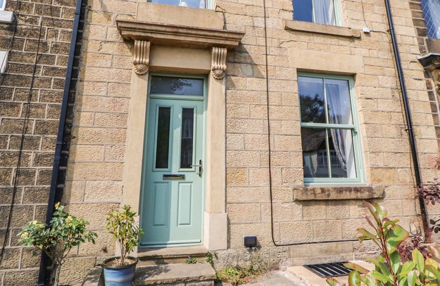 BARNEY'S HIDEAWAY, pet friendly, with open fire in Glossop