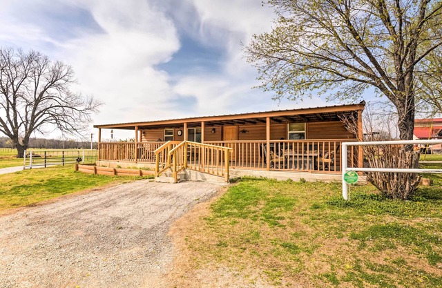 Bartlesville Cabin w / Pool, Hot Tub & Trampoline!