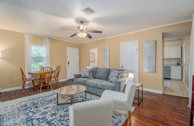 Bartow Oaks Oasis - Close to Downtown - Sleeps 7!